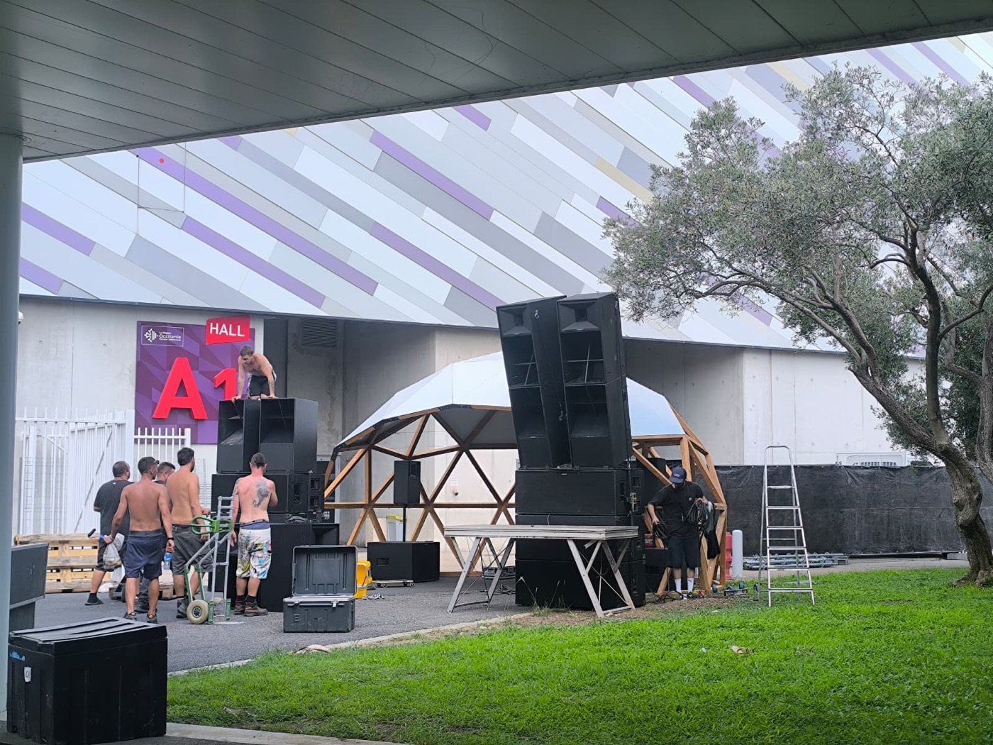 Montage du dôme devant le hall A1 à Montpellier