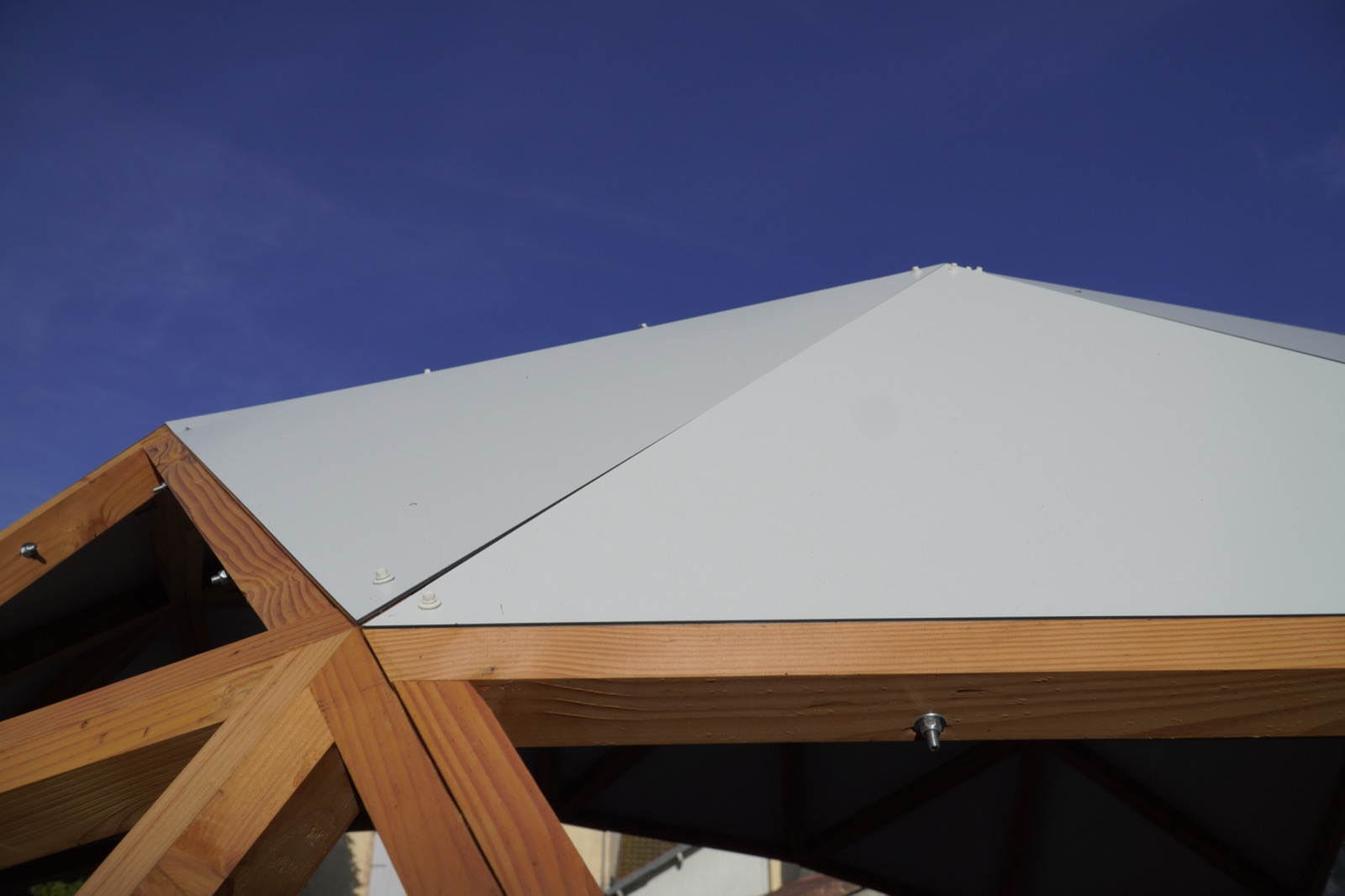 Détail de la calotte : membrane blanche fixée sur la structure bois